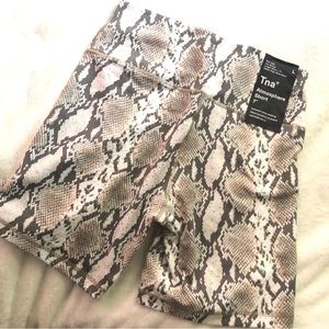 Tna atmosphere Short